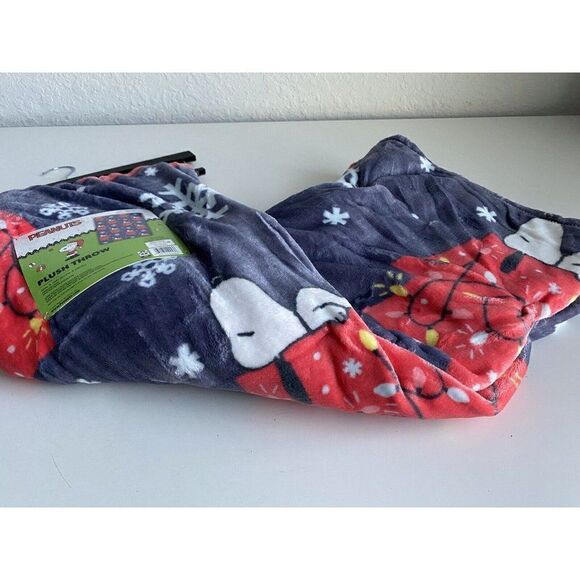 Peanuts Holiday Snoopy Christmas Lighted Doghouse Soft Plush Throw Blanket NEW - Picture 5 of 9